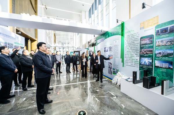 省、厅领导参观开云在线(中国)展台 (2).jpg