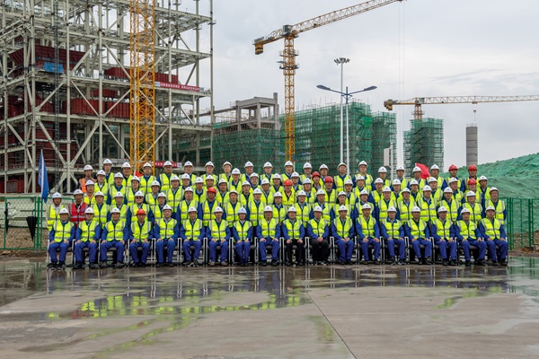 附件2:与会人员在工程现场合影留念.jpg 附件2:与会人员在工程现场合影留念.jpg